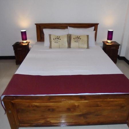Jmf Hotel Негомбо Екстериор снимка