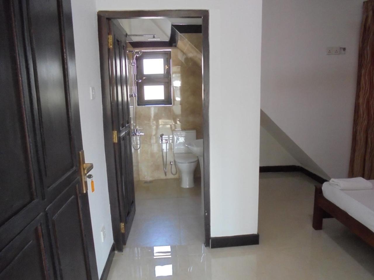 Jmf Hotel Негомбо Екстериор снимка