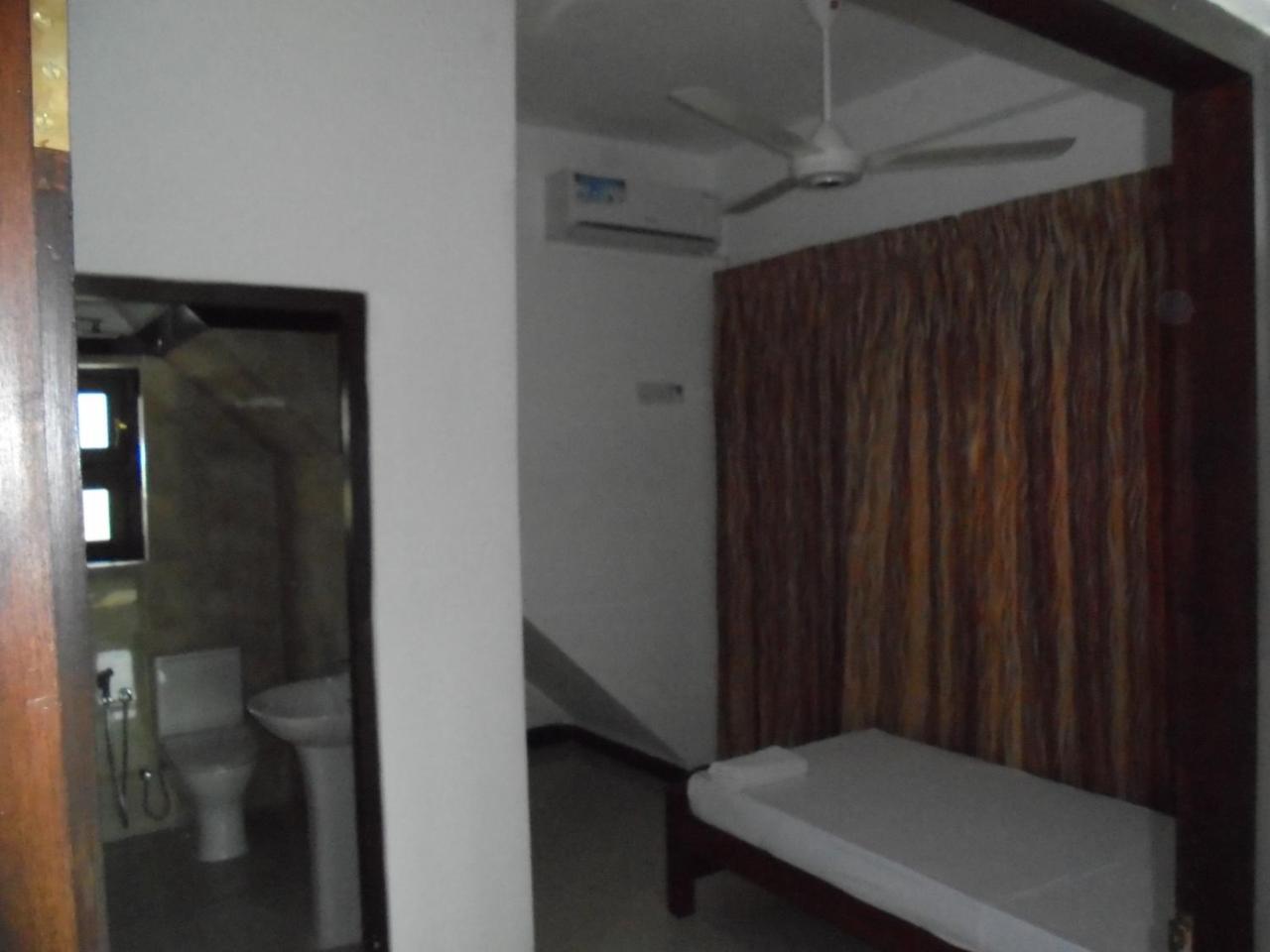 Jmf Hotel Негомбо Екстериор снимка