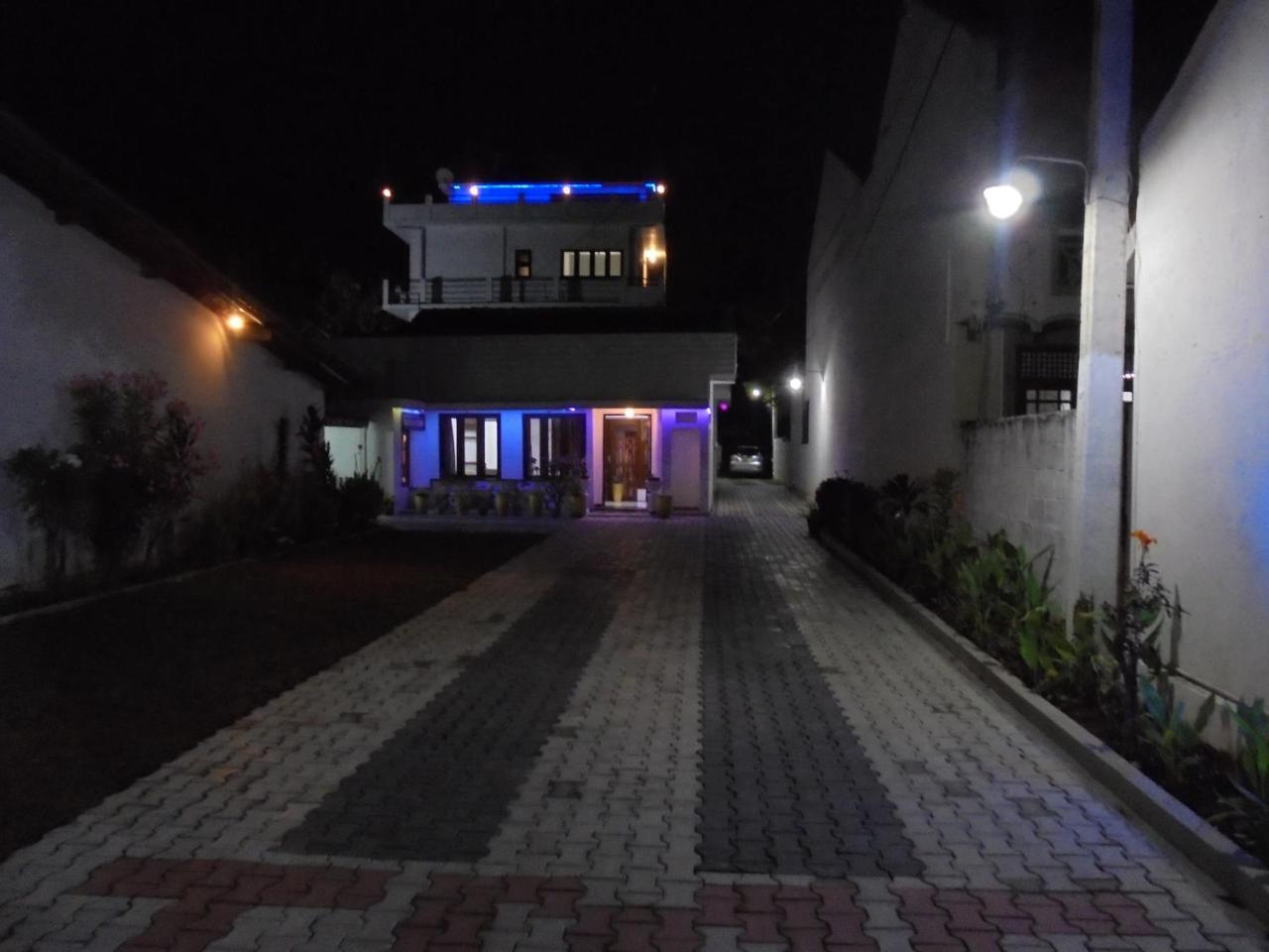 Jmf Hotel Негомбо Екстериор снимка