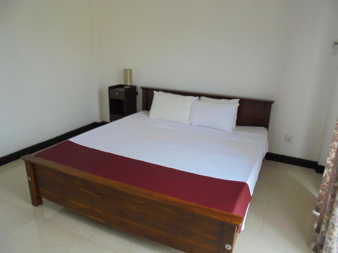 Jmf Hotel Негомбо Екстериор снимка